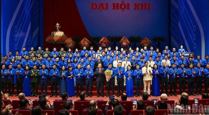 Tổng Bí thư, Chủ tịch nước Tô Lâm tặng hoa chúc mừng Ban Chấp hành Trung ương Đoàn khóa XIII.
