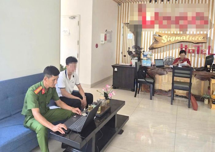 Công an phường Hội An Đông chú trọng công tác tuyên truyền, phổ biến pháp luật đến các cơ sở kinh doanh lưu trú trên địa bàn.