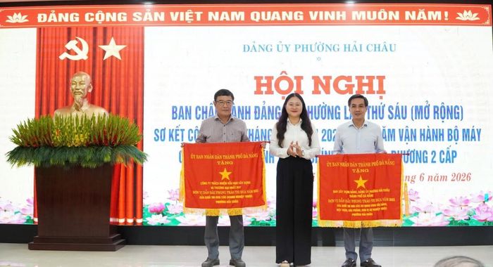 Ban xây dựng Đảng Đảng ủy phường Hải Châu và Công ty TNHH xây dựng và thương mại Nhất Huy được nhận Cờ đơn vị dẫn đầu phong trào thi đua năm 2025 của UBND thành phố