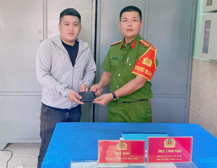 Công an xã Điện Bàn Tây bàn giao tài sản cho anh Vỹ.