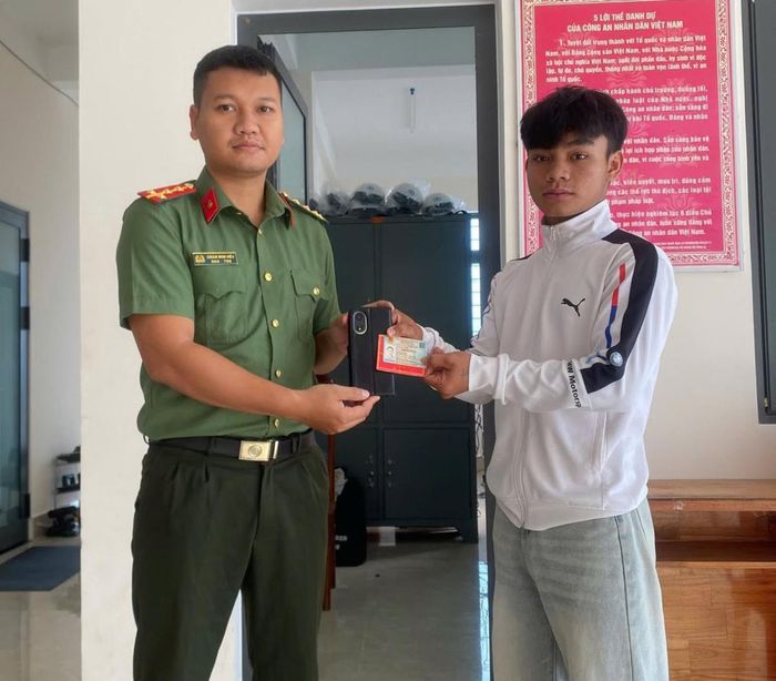 Công an xã La Êê và La Dêê hỗ trợ trao trả tài sản cho người đánh rơi.