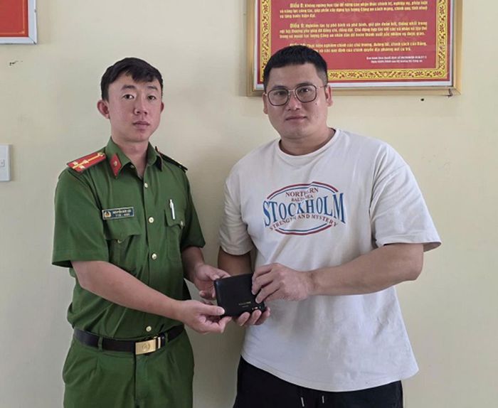 Công an xã Đơn Dương trao trả tài sản cho anh Tung Wei Chih.
