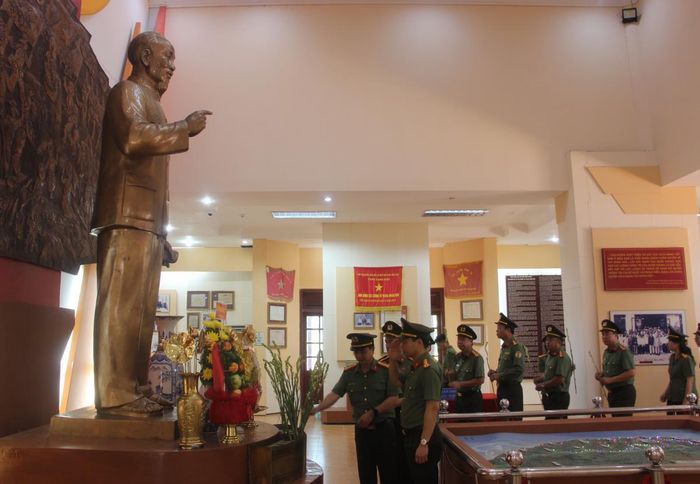 Đoàn công tác dâng hoa tỏ lòng thành kính, biết ơn công lao trời biển của Chủ tịch Hồ Chí Minh.