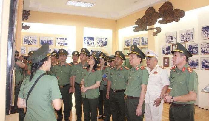Đoàn công tác tham quan Nhà trưng bày truyền thống An ninh Khu V.