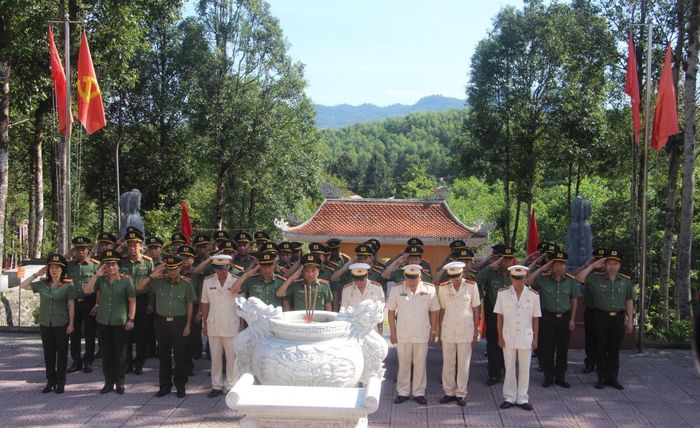 Đoàn công tác mặc niệm tưởng nhớ, tri ân công lao của các Anh hùng liệt sĩ.