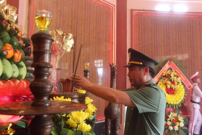 Đại tá Nguyễn Xuân Hoàng – Phó Giám đốc Công an TP Đà Nẵng dâng hoa, dâng hương tri ân các Anh hùng liệt sĩ.