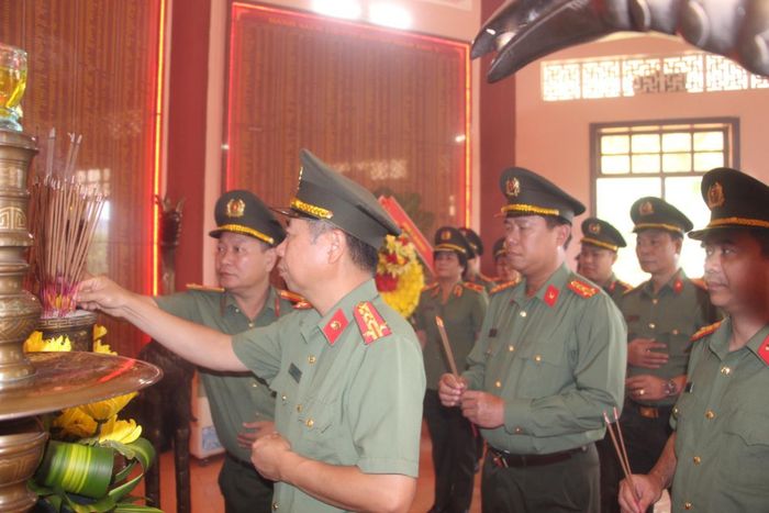 Đoàn công tác dâng hương tri ân các Anh hùng liệt sĩ.