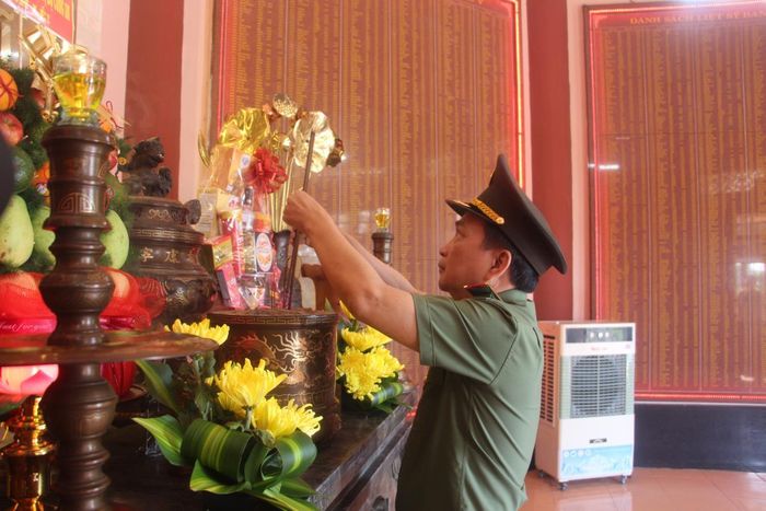 Trung tướng Nguyễn Sỹ Quang - Cục trưởng A04 dâng hoa, dâng hương tri ân các Anh hùng liệt sĩ tại Khu di tích An ninh Khu V.