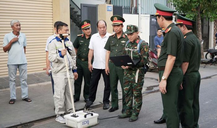 Trung tướng Hà Thọ Bình, Tư lệnh Quân khu 4 cùng lãnh đạo thành phố theo dõi, kiểm tra công tác dò tìm tại Cửa Chánh Tây.