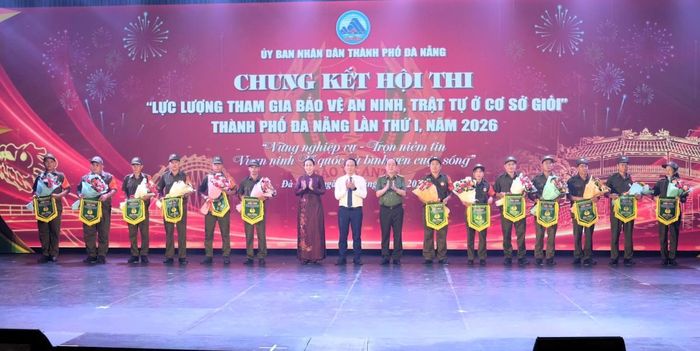 Lãnh đạo thành phố tặng cờ lưu niệm cho các đội thi