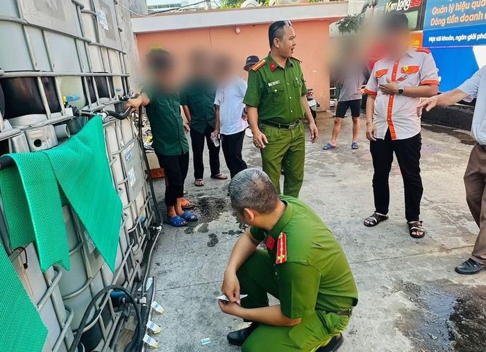 Công an phường An Khê test nhanh kiểm tra ma túy lái, phụ xe các doanh nghiệp vận tải trên địa bàn.