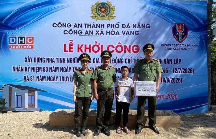 Công an xã Hòa Vang tặng quà cho các hộ dân, con nuôi của đơn vị.