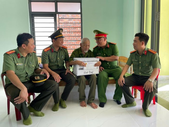 Công an xã Hòa Vang đến thăm già làng Đinh Văn Trí và thương binh Nguyễn Văn Cần.