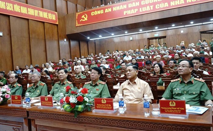 Thượng tướng Phạm Thế Tùng, Ủy viên Trung ương Đảng, Thứ trưởng Bộ Công an (hàng đầu, ngoài cùng, bên phải) cùng các đại biểu dự buổi gặp mặt