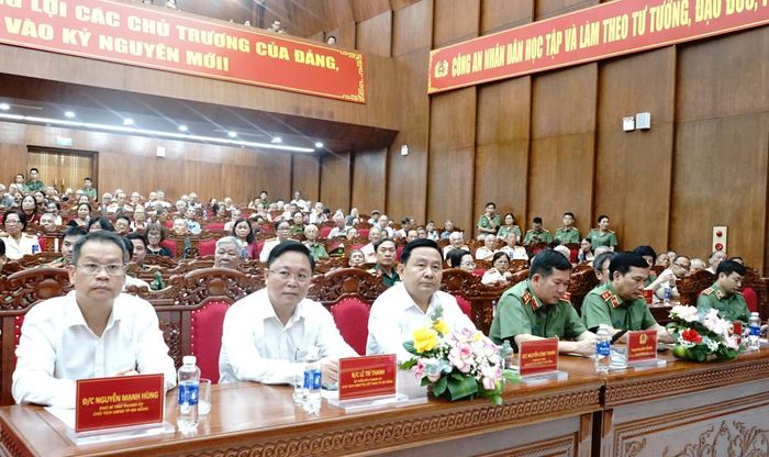 Đồng chí Nguyễn Mạnh Hùng, Phó Bí thư Thành ủy, Chủ tịch UBND thành phố (hàng đầu, ngoài cùng, bên trái) cùng các đại biểu dự buổi lễ