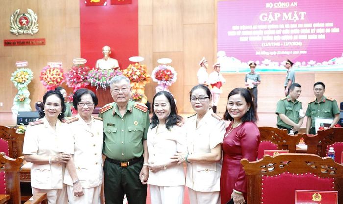 Trung tướng Lê Ngọc Nam, nguyên Phó Tổng cục trưởng Tổng cục Xây dựng lực lượng Công an nhân dân gặp lại các đồng đội cũ