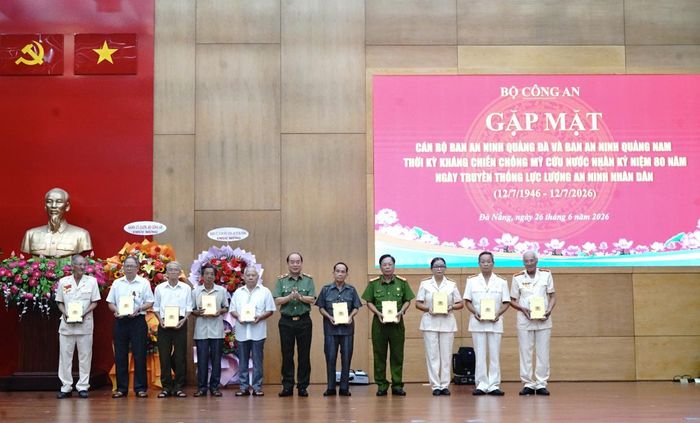 Thiếu tướng Nguyễn Hữu Hợp, giám đốc Công an thành phố tặng quà cho các cán bộ An ninh Quảng Đà