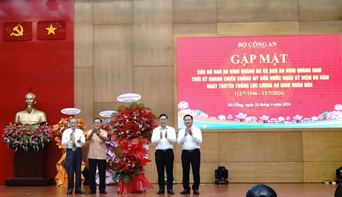 Lãnh đạo thành phố tặng lẵng hoa chúc mừng Ban An ninh Quảng Đà tại buổi lễ