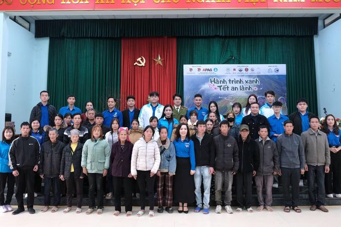 Tuấn Anh tham gia thiện nguyện “Hành trình xanh, Tết an lành” tại xã Bình Liêu, tỉnh Quảng Ninh.
