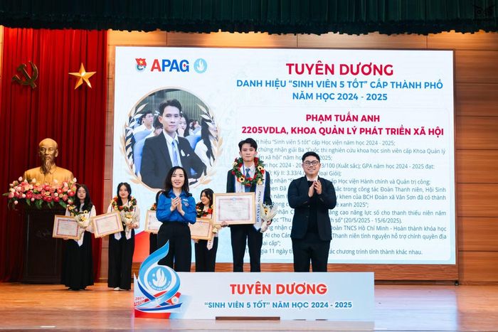 Tuấn Anh nhận danh hiệu “Sinh viên 5 tốt” cấp Thành phố, năm học 2024 - 2025.
