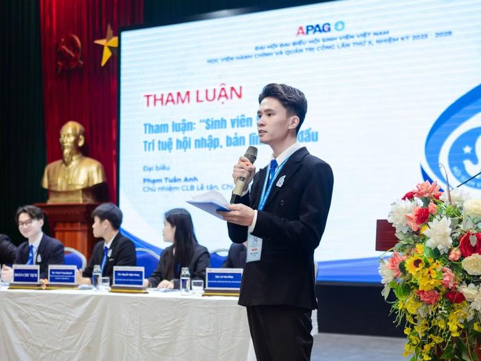 Tuấn Anh trình bày tham luận tại Đại hội đại biểu Hội Sinh viên Học viện lần thứ X.