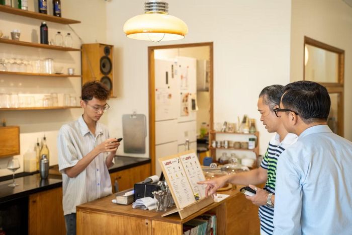 Tiếp xúc với tệp khách hàng đa dạng giúp Lâm nhạy bén hơn trong cách ứng xử.