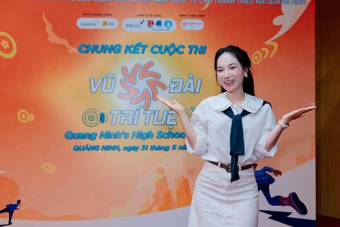 Bước chân vào lĩnh vực "nghề nói", Ánh Ngọc bắt đầu từ con số không, với sự mơ hồ và những bước đi nhỏ bé.