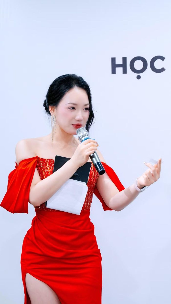 Từ một cô gái từng bật khóc sau cánh gà vì sợ sân khấu và áp lực camera, Ánh Ngọc từng bước khẳng định bản thân trong vai trò một trainer kỹ năng mềm, MC và diễn viên.