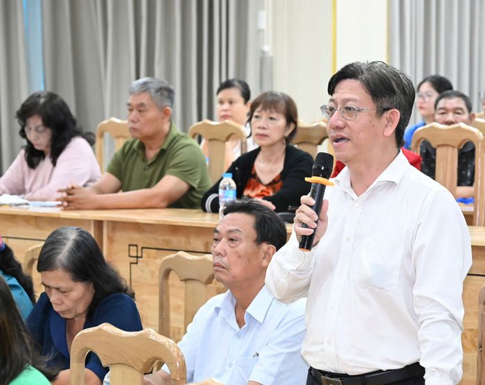  Nhiều ý kiến tâm huyết về dân sinh xã hội được cử tri nêu ra với các . Ảnh: VIỆT DŨNG 