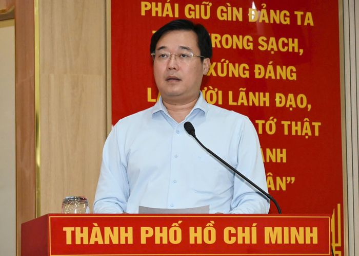  Đại biểu Lê Quốc Phong thay mặt tổ ĐB phản hồi và tiếp thu ý kiến cử tri. Ảnh: VIỆT DŨNG 