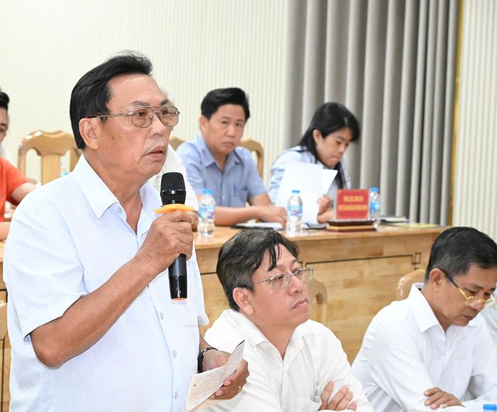  Cử tri nêu ý kiến. Ảnh: VIỆT DŨNG 
