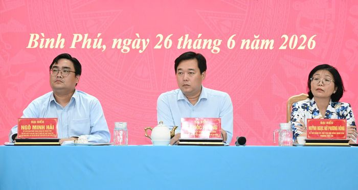  Tổ đại biểu HĐND TPHCM đơn vị số 17 đang lắng nghe cử tri. Ảnh: VIỆT DŨNG 