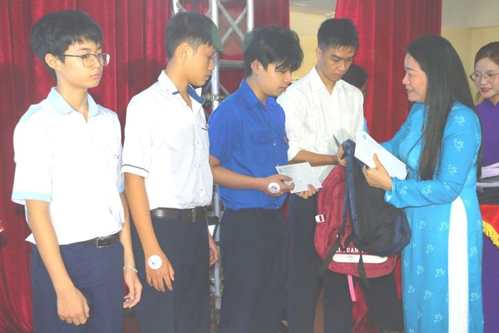  Tặng quà trẻ em mồ côi có hoàn cảnh khó khăn ở TP Huế 