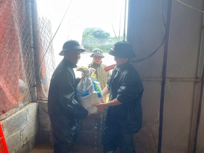  Lực lượng chức năng ở xã Nguyên Bình (tỉnh Cao Bằng) hỗ trợ người dân di dời tài sản khỏi ngập lụt. Ảnh: Bộ Chỉ huy Quân sự tỉnh Cao Bằng 