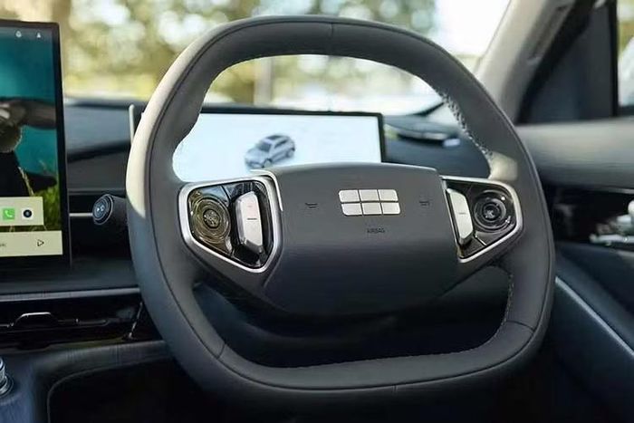 Một thay đổi đáng chú ý khác là tay nắm cửa. Theo quy định mới tại Trung Quốc có hiệu lực từ năm 2027, các mẫu xe phải sử dụng tay nắm cửa vật lý đáp ứng tiêu chuẩn thoát hiểm khẩn cấp. Vì vậy, Geely đã thay thế tay nắm cửa ẩn trước đây bằng thiết kế tay nắm nổi truyền thống.