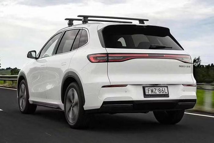 Theo thông tin trong hồ sơ, Geely EX5 mới có kích thước dài x rộng x cao lần lượt 4.636 x 1.920 x 1.670 mm và chiều dài cơ sở 2.750 mm. So với phiên bản cũ, xe dài hơn 21 mm. Hiện Geely chưa công bố liệu các nâng cấp về hệ truyền động và công nghệ trên bản Trung Quốc có được áp dụng cho các thị trường quốc tế hay không.