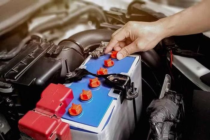 Tuổi của ắc quy cũng là một chỉ báo quan trọng cho thấy đã đến lúc cần thay thế. Ngày sản xuất thường được in trên tem dán ở mặt trên hoặc bên hông của bình.