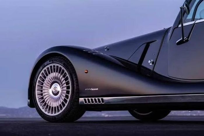 Phiên bản coupe được thiết kế cùng Pininfarina - đối tác từng tham gia phát triển mẫu Midsummer Barchetta nguyên bản. Do phần mui cứng mới làm thay đổi tỷ lệ tổng thể của xe nên các nhà thiết kế đã vuốt dốc chi tiết này để kết nối gọn gàng với phần đuôi phía sau. Phần lớn mui xe đều được làm bằng kính, giúp khoang nội thất tràn ngập ánh sáng đồng thời không tạo cảm giác nặng nề cho xe.
