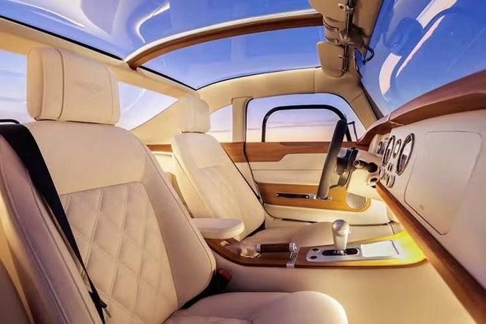 Tay nắm cửa được tích hợp vào đường viền nhôm chạy ngang thân xe, đồng bộ với đường gân chính. Mẫu coupe này vẫn giữ lại phần đầu xe, các vòm bánh có khe thoát gió được tạo hình thủ công và những chi tiết bằng thép không gỉ đánh bóng của Midsummer Barchetta, nhưng được trang bị thêm bộ mâm hợp kim rèn 19 inch thiết kế đa chấu hoàn toàn mới.