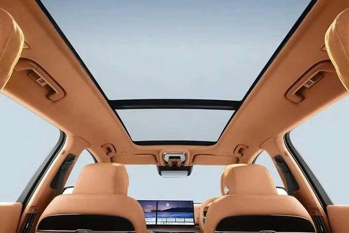 Về an toàn, E-HS9 được trang bị 8 túi khí cùng loạt công nghệ hỗ trợ lái như phanh khẩn cấp tự động, cảnh báo điểm mù, cảnh báo phương tiện cắt ngang phía sau, hỗ trợ giữ làn, cảnh báo lệch làn, hỗ trợ chuyển làn, ga tự động thích ứng và nhận diện biển báo giao thông.