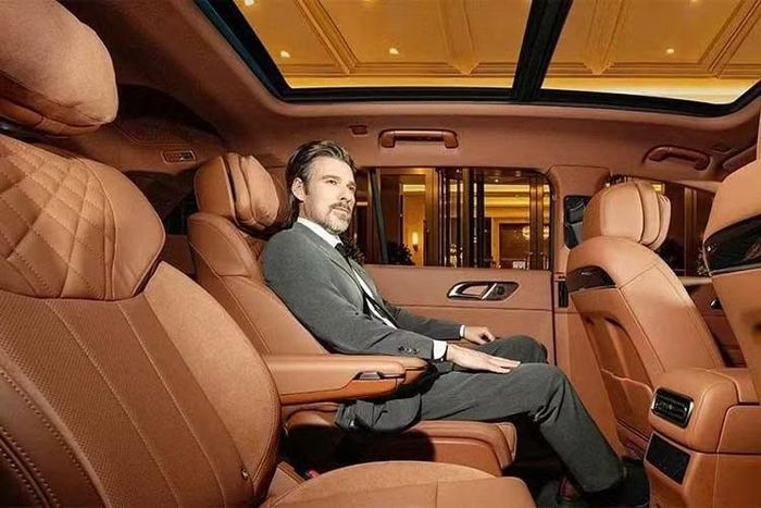 Xe có cấu hình 6 chỗ ngồi, đi kèm điều hòa tự động 4 vùng độc lập, hệ thống lọc không khí PM2.5, đèn viền nội thất 256 màu, hai bộ sạc không dây 50W, ghế trước chỉnh điện có nhớ vị trí, làm mát và massage, ghế hàng hai chỉnh điện có làm mát, trong khi hàng ghế thứ ba có thể gập điện.