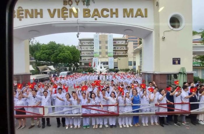 Đông đảo cán bộ, Y bác sĩ tại bệnh viện Bạch Mai đã chào đón sự xuất hiện của chuyến tàu đặc biệt PL1/ LP2 trong sáng ngày 26/6.