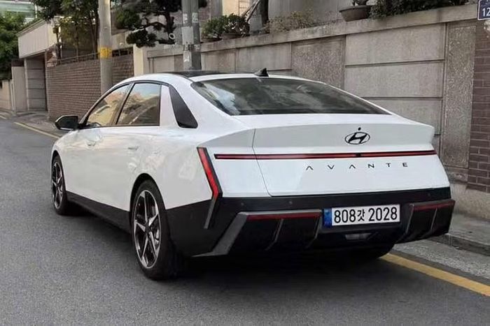 Về thiết kế, Hyundai áp dụng cụm đèn định vị sắc nét ở hai đầu xe nhằm tạo diện mạo mạnh mẽ hơn. Phần thân xe sử dụng thiết kế gương chiếu hậu thanh mảnh, với phần kết nối giữa gương và thân xe được tối giản để mang lại vẻ ngoài gọn gàng hơn. Ở phía sau, cụm đèn hậu cũng có thiết kế tạo sự đồng bộ với phần đầu xe.