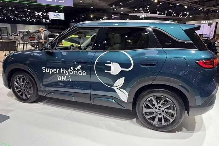 BYD Atto 2 DM-i được phân biệt với phiên bản thuần điện bằng lưới tản nhiệt riêng với hốc gió trung tâm lớn hơn. Bên cạnh đó là các chi tiết trang trí bổ sung ở cản trước và sự biến mất của khe gió bên trên chắn bùn trước. Xe cũng có màu sơn chủ đạo khác với bản thuần điện, với màu xanh đậm Midnight Blue. Xe vẫn giữ cổng sạc ở chắn bùn trước bên phải nhưng được bổ sung nắp bình nhiên liệu ở góc sau bên trái.