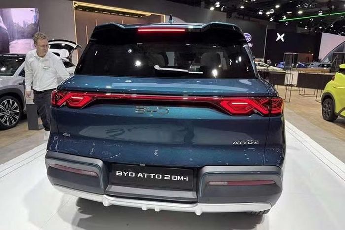 Dù dùng hệ truyền động nào, BYD Atto 2 cũng có các trang bị an toàn tiêu chuẩn gồm 4 túi khí, hệ thống chống bó cứng phanh ABS kết hợp phân phối lực phanh điện tử EBD, cân bằng điện tử, hỗ trợ khởi hành ngang dốc, hệ thống giám sát áp suất lốp, cảm biến đỗ xe phía sau và camera lùi.