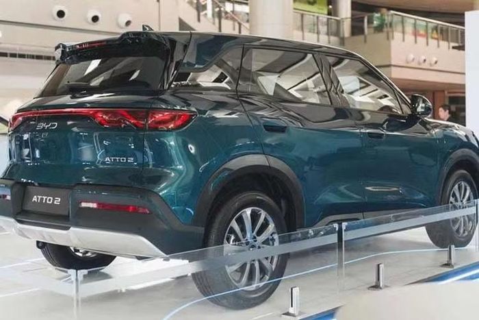 Dựa trên các thông số chứng nhận kiểu loại, BYD Atto 2 DM-i 2026 mới còn dài hơn 20 mm và cao hơn 1 mm so với phiên bản thuần điện. Tuy nhiên, các trang bị ngoại thất là tương đồng, ngoại trừ việc Atto 2 DM-i Premium sử dụng bộ mâm lớn hơn với đường kính 16 inch ở bản thấp và 17 inch ở bản cao.