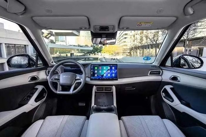 Bên trong xe, BYD Atto 2 DM-i có ít trang bị cao cấp hơn, phản ánh định vị ở phân khúc phổ thông. Xe không có ghế bọc da và tính năng chỉnh điện ở ghế lái. Phiên bản DM-i cũng loại bỏ hoàn toàn màn hình xoay, thay bằng loại cố định với kích thước 10,1 inch trên bản Dynamic và 12,8 inch trên bản Premium.
