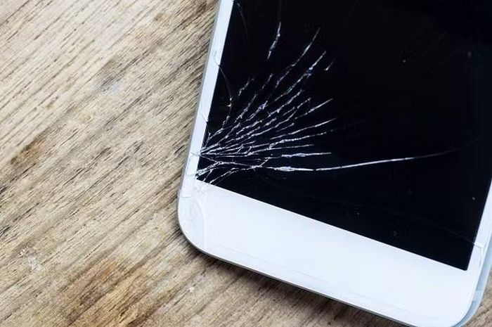 Bên cạnh thói quen dắt xe máy, chất lượng của miếng dán cường lực và kỹ thuật dán cũng ảnh hưởng trực tiếp đến độ bền của sản phẩm. Nếu kính không ôm sát màn hình, xuất hiện bọt khí hoặc có khoảng hở giữa lớp dán và màn hình gốc, lực ép sẽ bị tập trung vào một điểm thay vì phân tán đều, làm tăng nguy cơ nứt vỡ dù chỉ chịu áp lực nhỏ. 