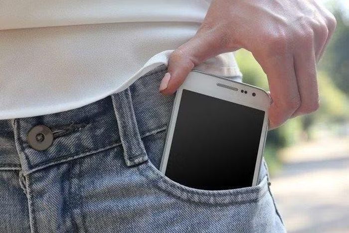 Để bảo vệ thiết bị hiệu quả, người dùng nên lấy điện thoại ra khỏi túi quần trước khi dắt xe máy, hạn chế để chung với các vật sắc cứng và thường xuyên kiểm tra tình trạng kính cường lực. Nếu phát hiện dấu hiệu nứt mẻ ở góc hoặc viền kính, việc thay thế sớm sẽ giúp giảm nguy cơ hư hỏng màn hình và tránh những khoản chi phí sửa chữa không đáng c