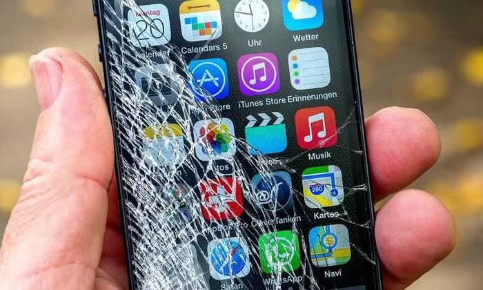 Theo các chuyên gia sửa chữa điện thoại, mép và viền kính luôn là những khu vực dễ tổn thương nhất vì đây là nơi chịu nhiều tác động cơ học trong quá trình sử dụng. Chỉ cần xuất hiện một vết nứt nhỏ ở góc cạnh, áp lực phát sinh từ việc bỏ điện thoại trong túi quần chật cũng có thể khiến cấu trúc kính nhanh chóng bị phá vỡ.